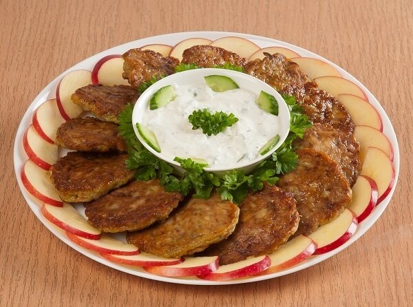 Кулинарный эксперимент: кабачковые оладьи с морковью и яблоками