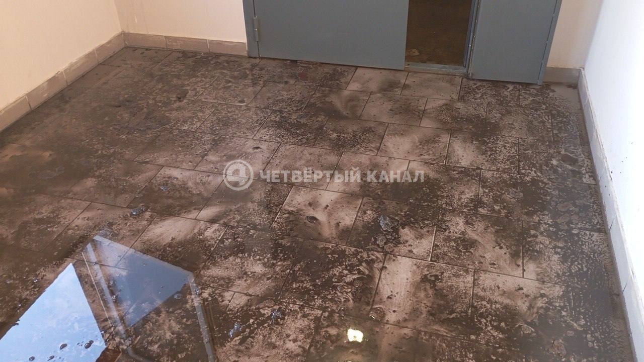 «Затопило всё, что ниже шестого этажа»: ночью в Екатеринбурге загорелась квартира в многоэтажке «Затопило всё, что ниже шестого этажа»: ночью в Екатеринбурге загорелась квартира в многоэтажке