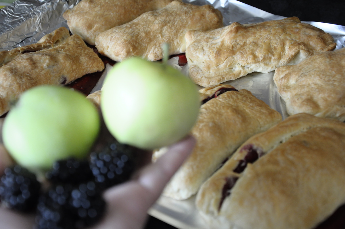 Слойки с ягодами и фруктами: быстрый и простой рецепт для уютного чаепития