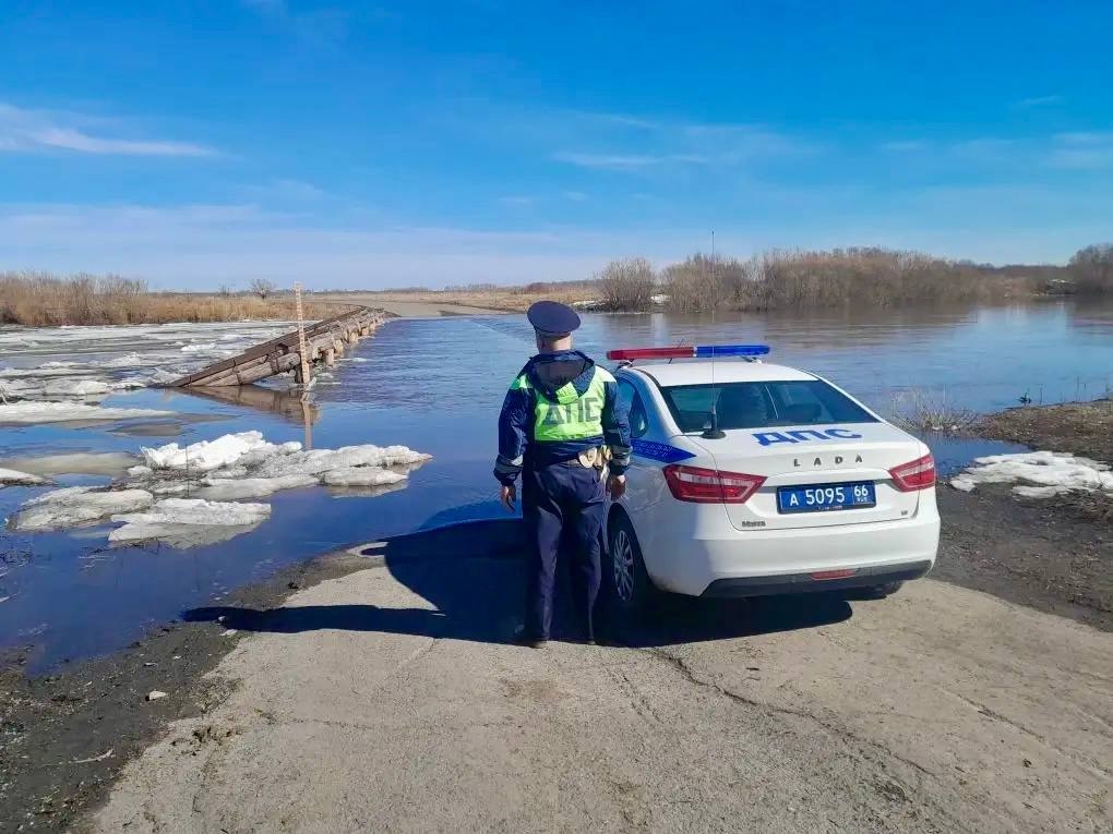 Перекрыли три моста из-за паводка в Свердловской области