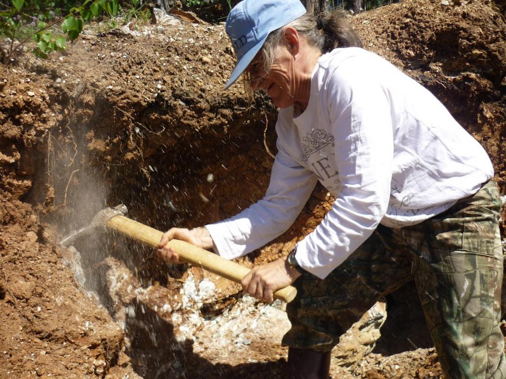 Губернатор Денис Паслер, полпред Президента России в УрФО Артем Жога и председатель регионального Заксобрания Людмила Бабушкина поздравили свердловчан с Днем геолога
