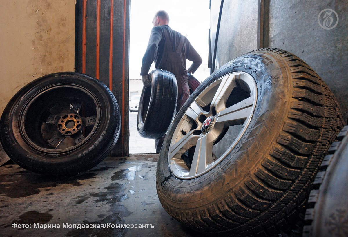 Свердловская ГИБДД призвала уральцев перенести замену зимних шин и отказаться от вождения мотоциклов до наступления устойчивых положительных температур в ночное время и полного льда на дорогах Среднего Урала