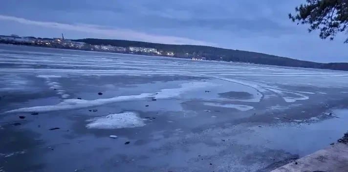 Трое детей провалились под лед в Свердловской области