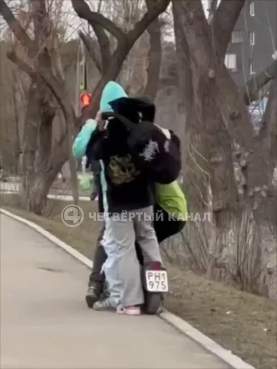 Подростки пытались вчетвером залезть на электросамокат