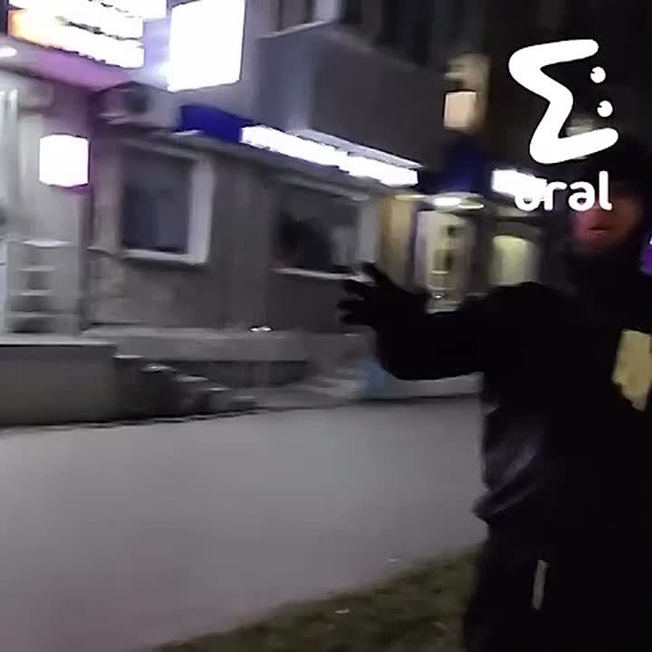 Неадекват в одних трусах бросался на машины в Челябинске