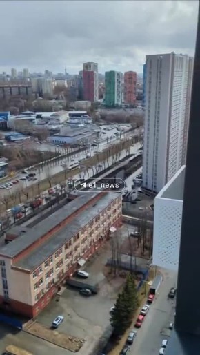 Полицейская машина перегородила движение на проспекте Космонавтов