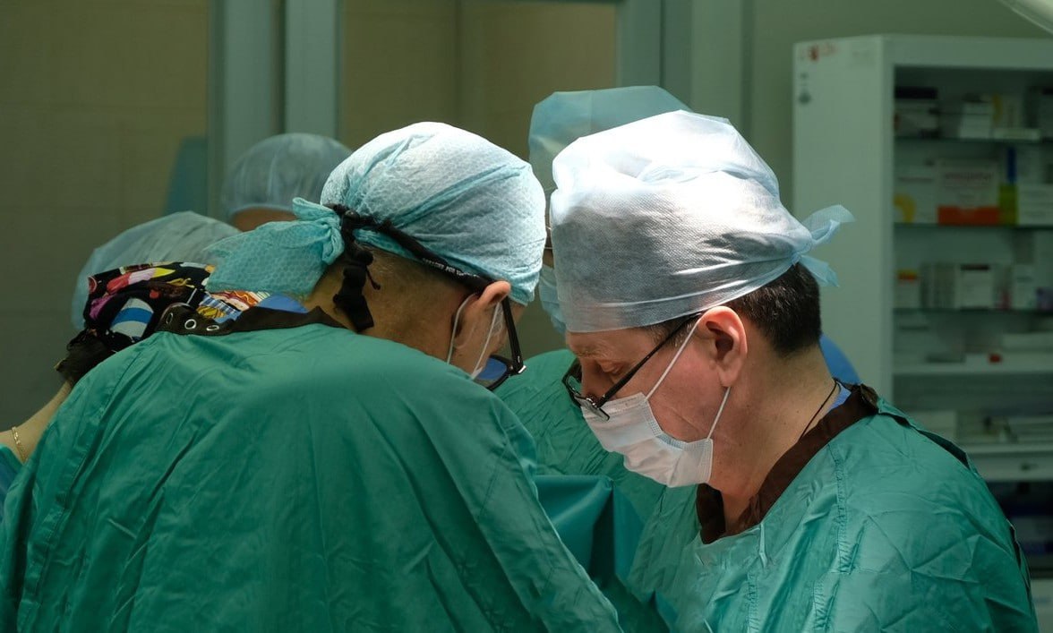 В Берёзовском двухлетняя девочка выжила после падения с лестницы — врачи спасали её почти три недели