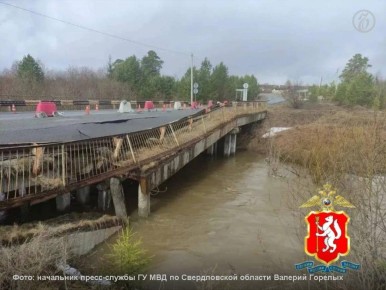 Паводковые воды частично разрушили мост через реку Утка в поселке Перескачка Первоуральского района, сообщил «Ъ-Урал» начальник пресс-службы ГУ МВД по Свердловской области Валерий Горелых