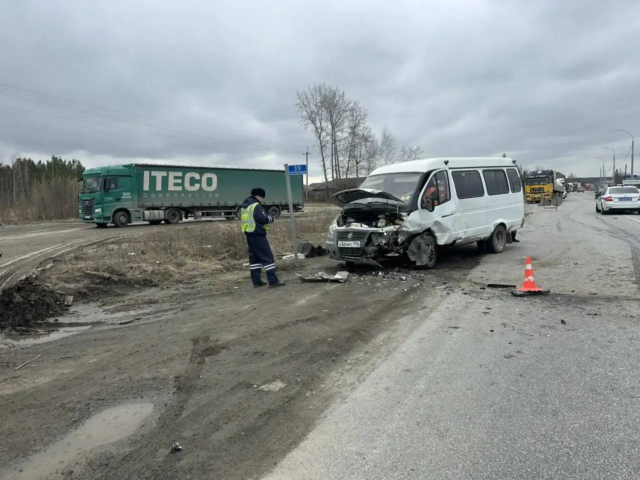 Госавтоинспекция информирует о затруднении движения на 39 км автодороги Екатеринбург-Тюмень Белоярского района в связи с массовым ДТП Госавтоинспекция информирует о затруднении движения на 39 км автодороги Екатеринбург-Тюмень Белоярского района в связи с массовым ДТП