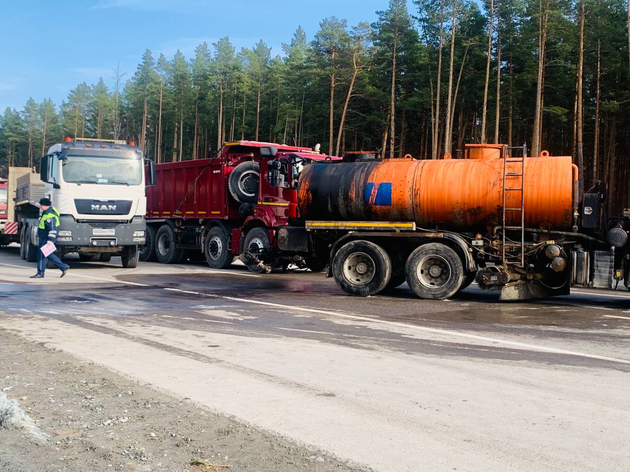 Госавтоинспекция Свердловской области отработала взаимодействие с экстренными службами в ходе учений по ликвидации последствий массового ДТП на строящейся трассе М-12 «Екатеринбург - Тюмень»