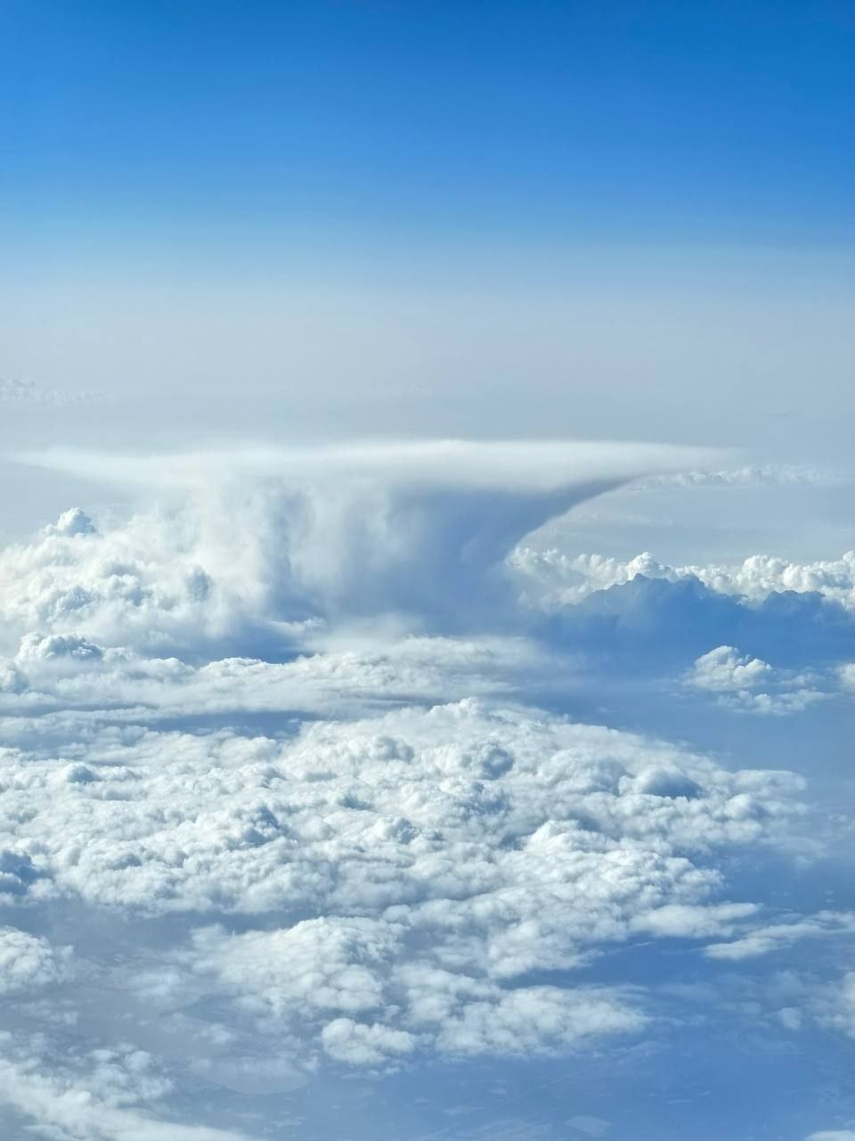Бортпроводник «Уральских авиалиний» запечатлел во время полета необычное природное явление — облако-наковальню