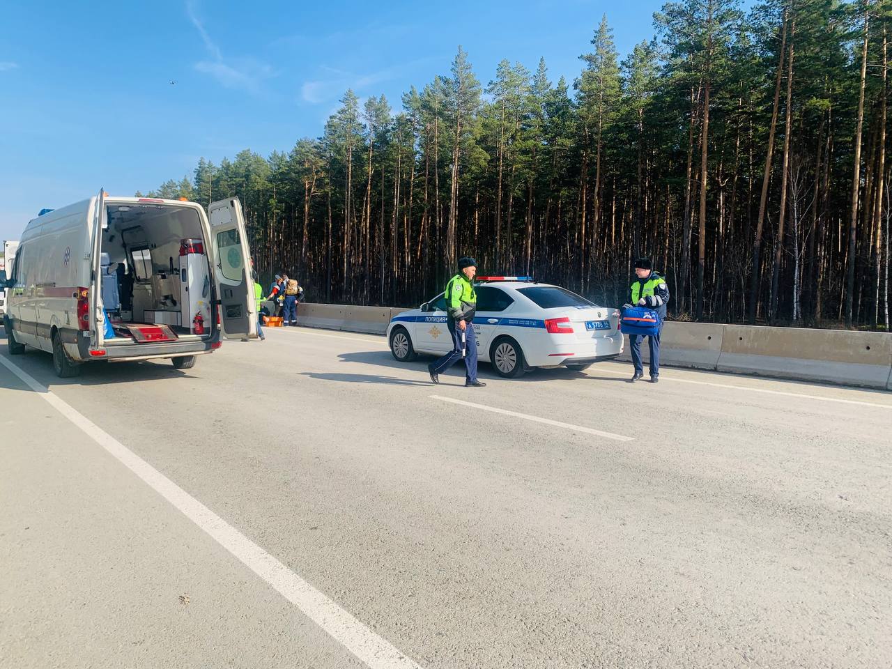 Госавтоинспекция Свердловской области отработала взаимодействие с экстренными службами в ходе учений по ликвидации последствий массового ДТП на строящейся трассе М-12 «Екатеринбург - Тюмень» Госавтоинспекция Свердловской области отработала взаимодействие с экстренными службами в ходе учений по ликвидации последствий массового ДТП на строящейся трассе М-12 «Екатеринбург - Тюмень»