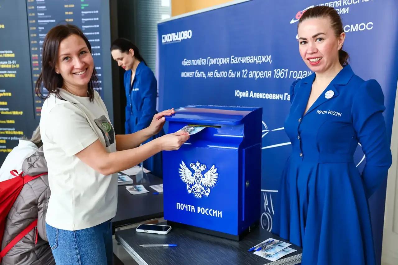 Пассажиры Кольцово отправили тематические открытки близким в рамках Недели космоса