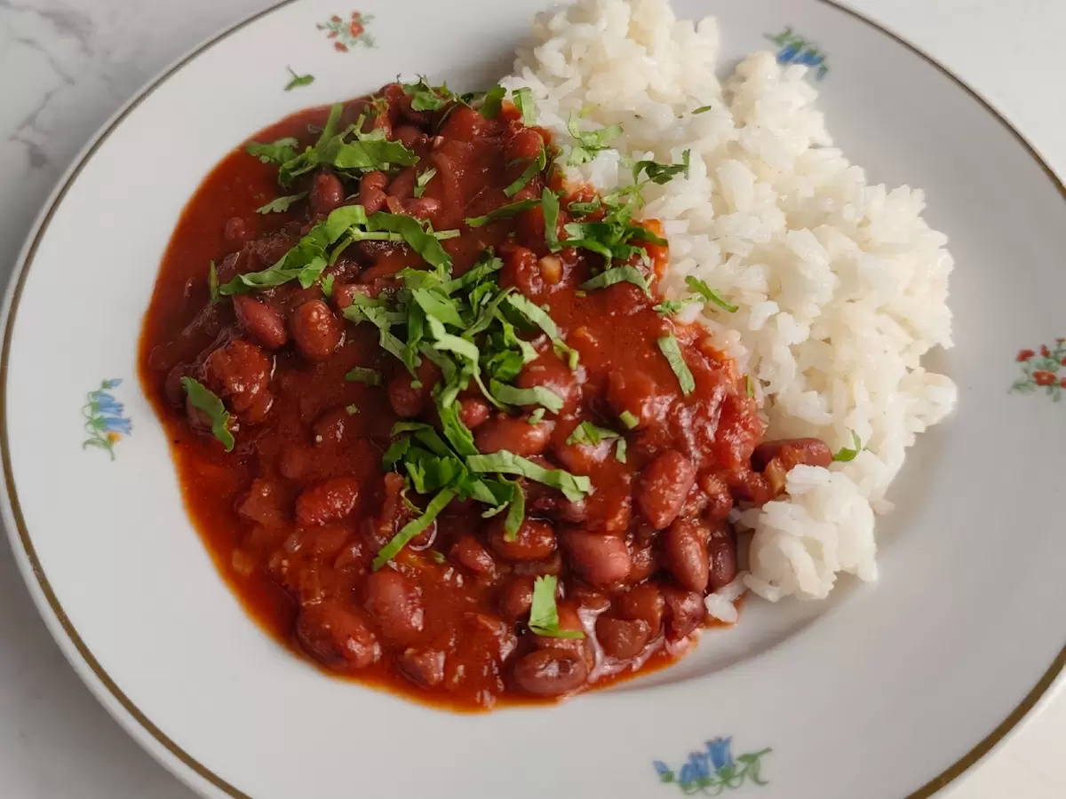 Красная фасоль с овощами в томатном соусе