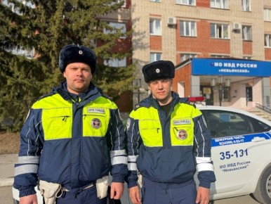 Начал задыхаться из-за сладкого: инспекторы ДПС спасли ребенка на трассе