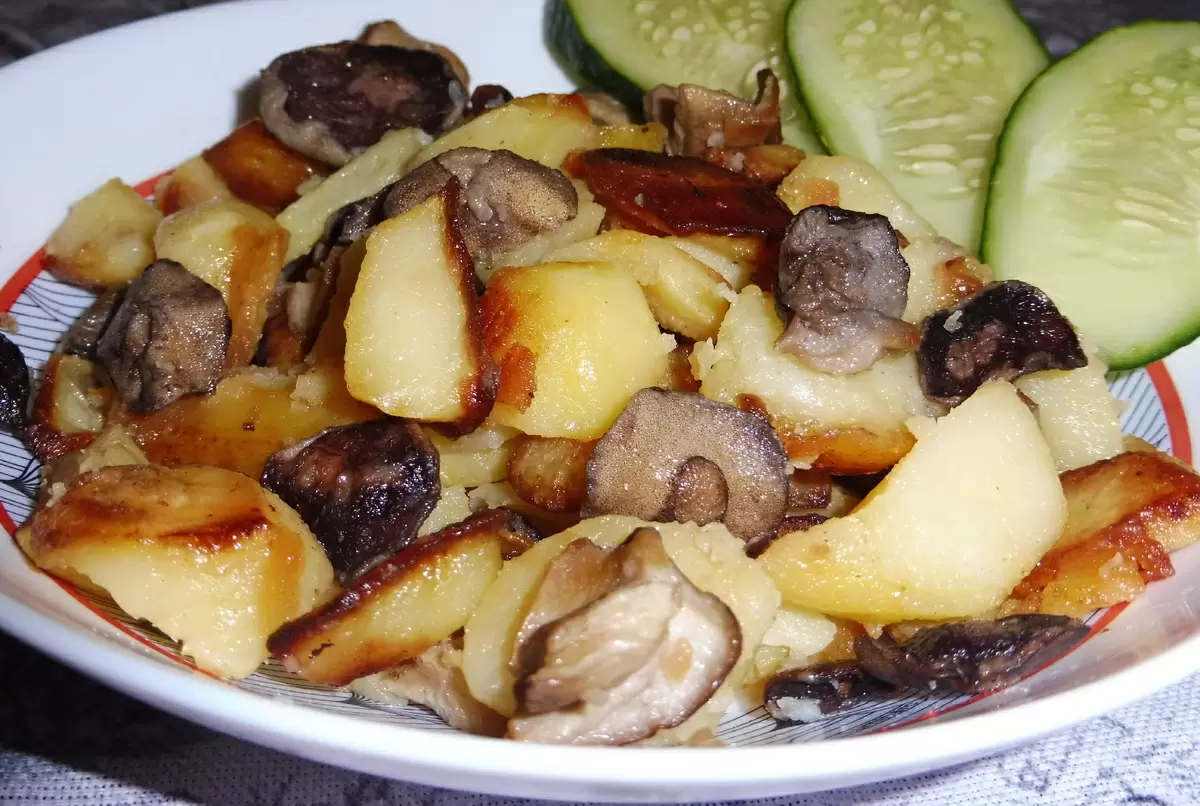 Румяная жареная картошка с лесными грибами: вкусно и просто