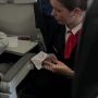 #Милота_дня вам в ленту: стюардесса поиграла с маленькой пассажиркой на борту