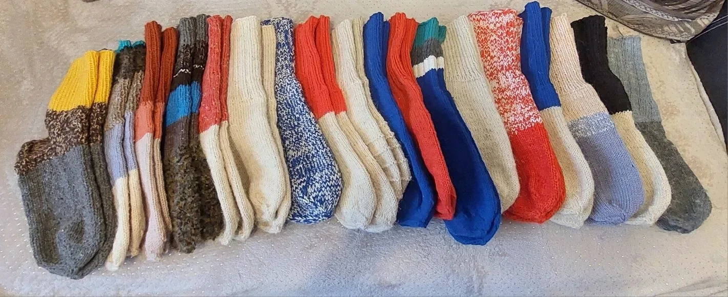 Что делает весной Снегурочка? Вяжет носки для наших бойцов! Что делает весной Снегурочка? Вяжет носки для наших бойцов!