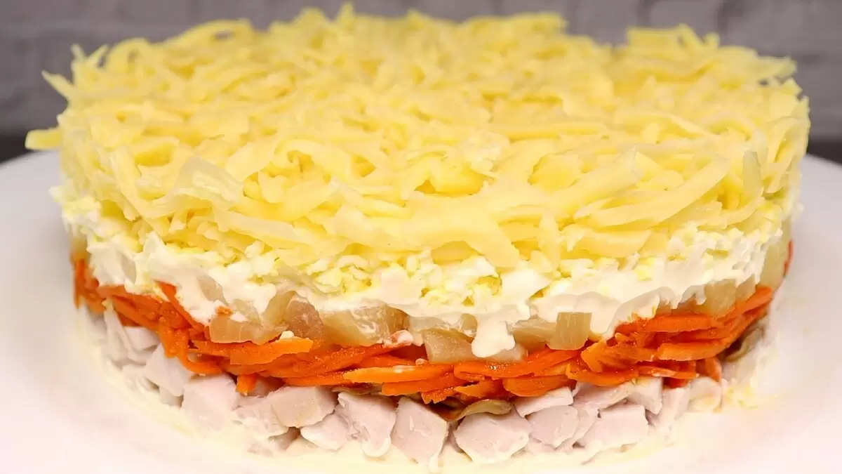 Салат с курицей, ананасами и шампиньонами: взрыв вкуса для вашего стола
