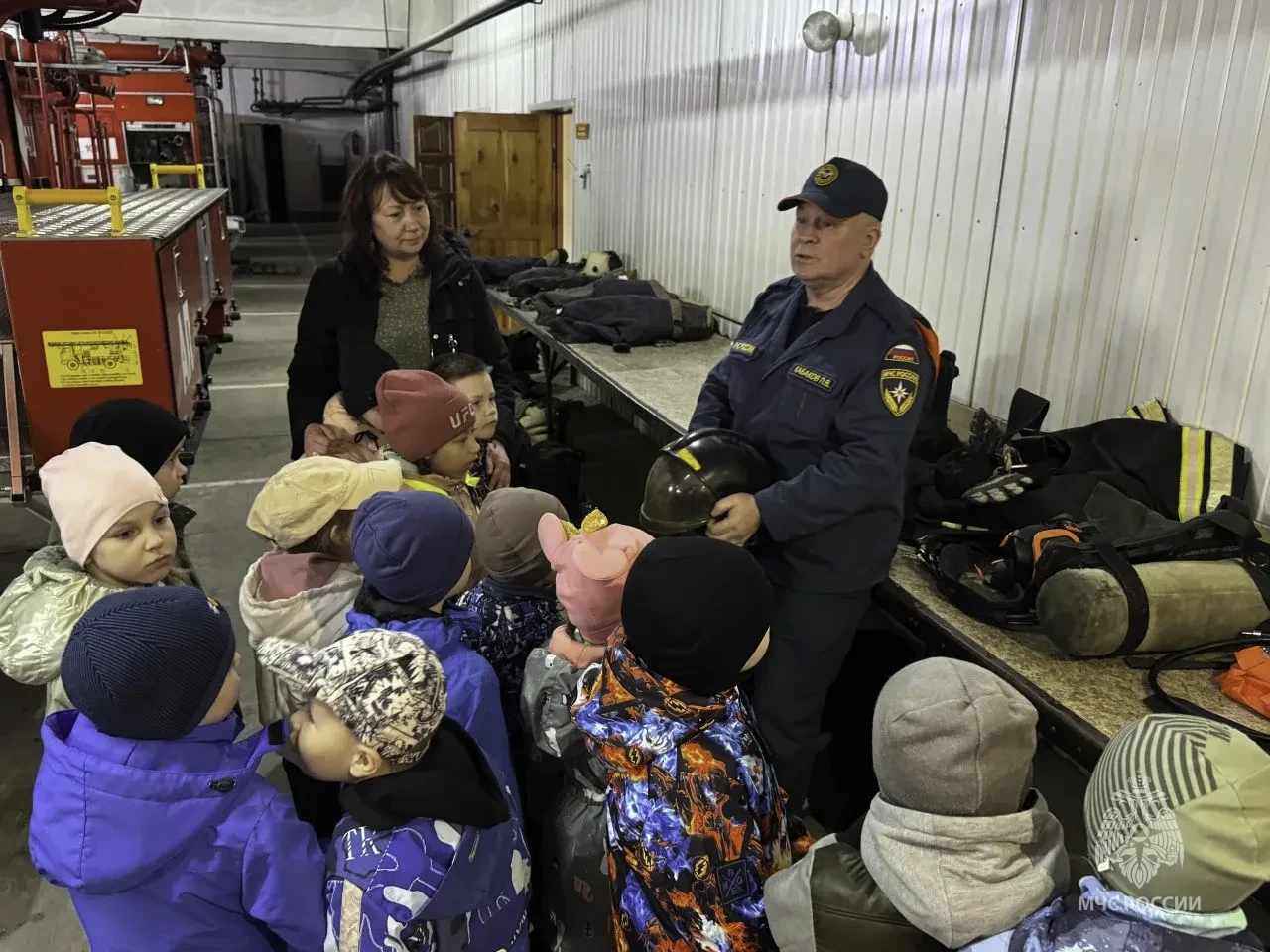 Там, где рождается мечта. В Алапаевске воспитанники детского сада №35 посетили 76 пожарноспасательную часть Там, где рождается мечта. В Алапаевске воспитанники детского сада №35 посетили 76 пожарноспасательную часть