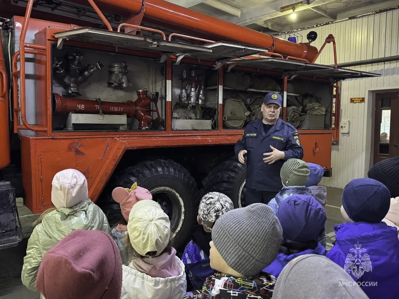 Там, где рождается мечта. В Алапаевске воспитанники детского сада №35 посетили 76 пожарноспасательную часть Там, где рождается мечта. В Алапаевске воспитанники детского сада №35 посетили 76 пожарноспасательную часть