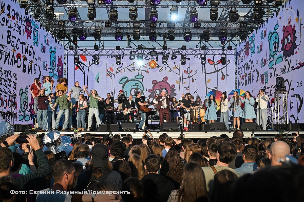 Композиторы и актеры озвучки мультсериала «Смешарики» в составе группы «СмешBand» вновь выступят на музыкальном фестивале Ural Music Night в Екатеринбурге, сообщили организаторы мероприятия