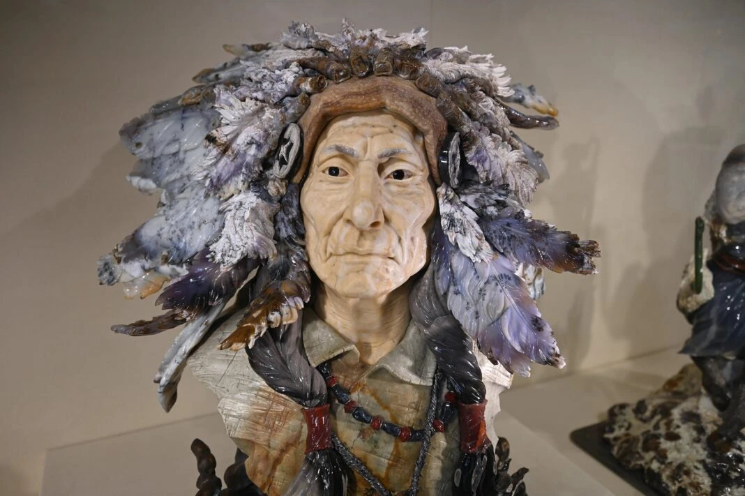 К юбилею в подарок – шикарный «Букет сирени»: проект «Легенды камня» в столице Урала завершается ярким сюрпризом К юбилею в подарок – шикарный «Букет сирени»: проект «Легенды камня» в столице Урала завершается ярким сюрпризом