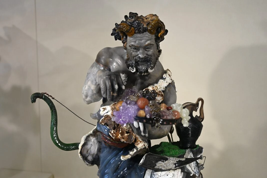 К юбилею в подарок – шикарный «Букет сирени»: проект «Легенды камня» в столице Урала завершается ярким сюрпризом К юбилею в подарок – шикарный «Букет сирени»: проект «Легенды камня» в столице Урала завершается ярким сюрпризом