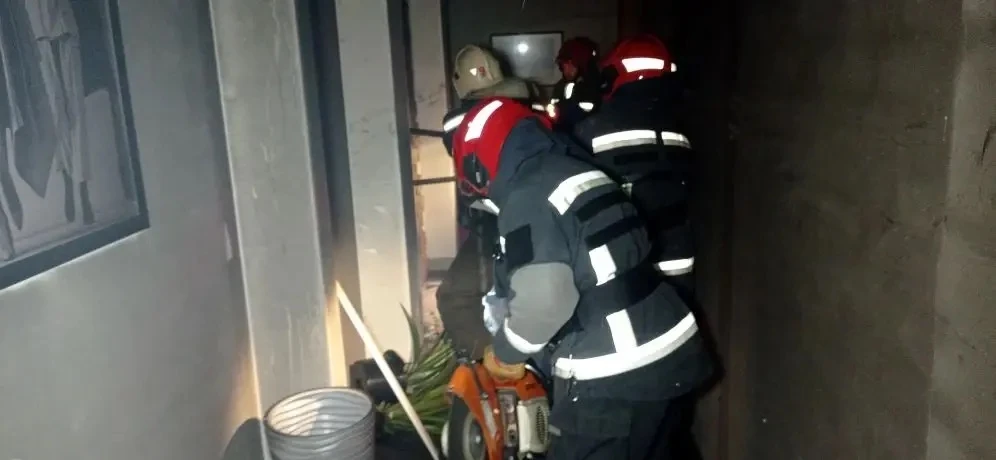 Ночью вспыхнула квартира в доме на улице Бажова в Екатеринбурге Ночью вспыхнула квартира в доме на улице Бажова в Екатеринбурге