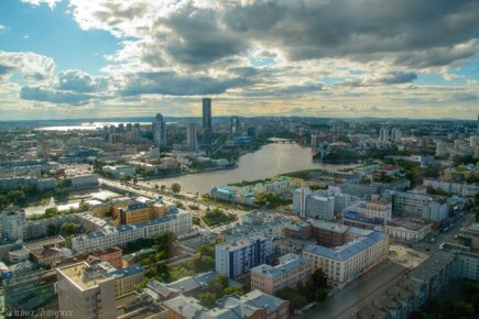 Школьники болгаркой спилили замки с двери, чтобы залезть на крышу высотки в центре Еката