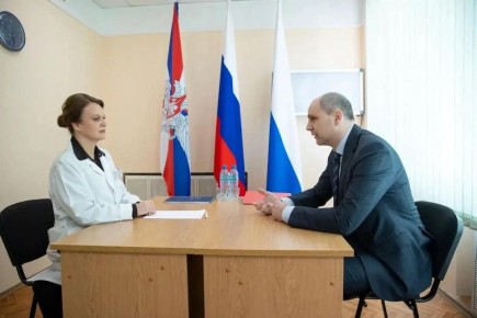 Статс-секретарь — заместитель министра обороны РФ, председатель государственного фонда «Защитники Отечества» Анна Цивилева и губернатор Свердловской области Денис Паслер 16 апреля встретились с пациентами 354-го военного...