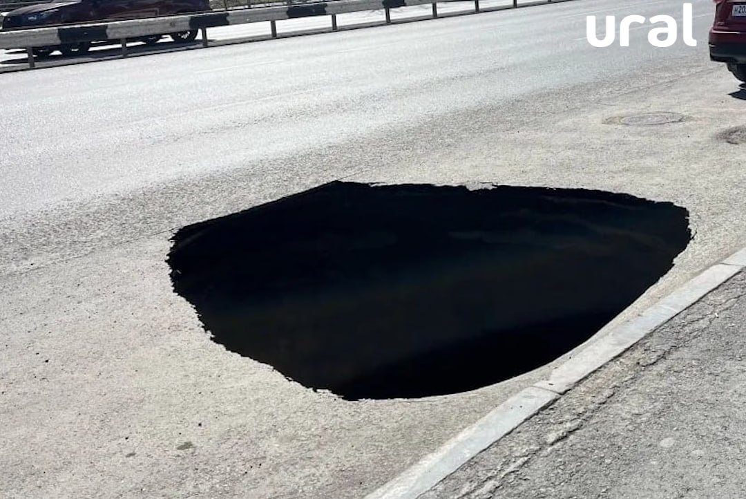 В Тюмени на улице Пермякова образовался гигантский провал — как небольшой автомобиль