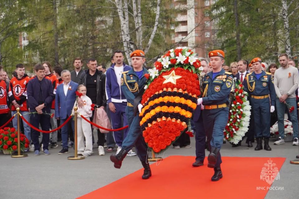 Свердловские огнеборцы почтили память воинов-спортсменов Урала Свердловские огнеборцы почтили память воинов-спортсменов Урала