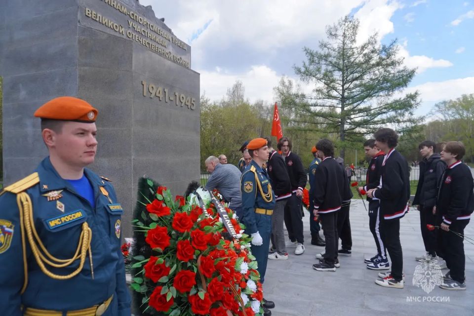 Свердловские огнеборцы почтили память воинов-спортсменов Урала Свердловские огнеборцы почтили память воинов-спортсменов Урала