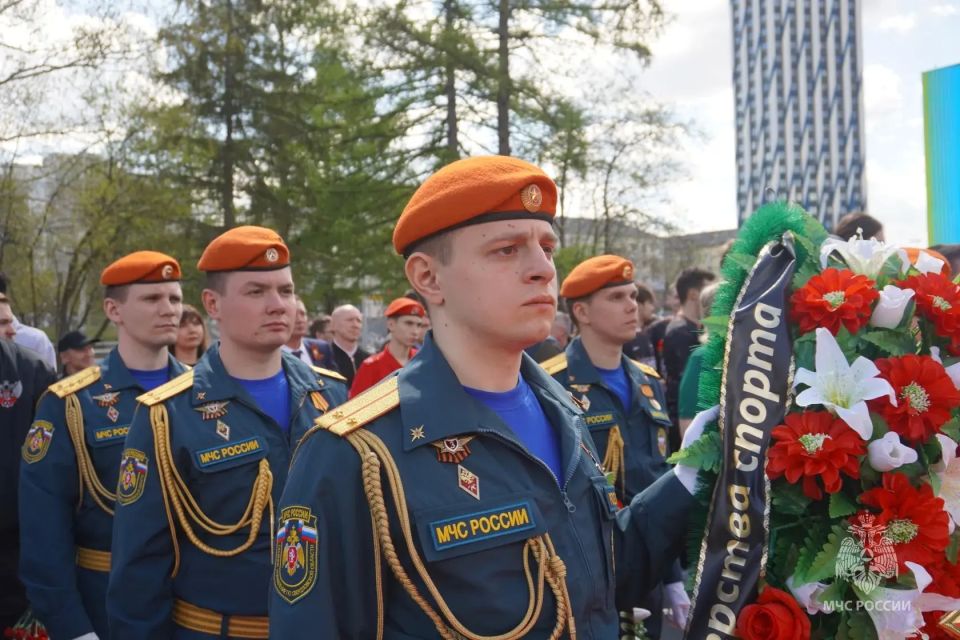 Свердловские огнеборцы почтили память воинов-спортсменов Урала Свердловские огнеборцы почтили память воинов-спортсменов Урала