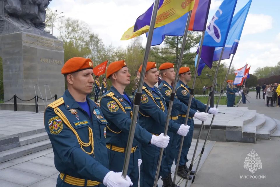 Свердловские огнеборцы почтили память воинов-спортсменов Урала Свердловские огнеборцы почтили память воинов-спортсменов Урала