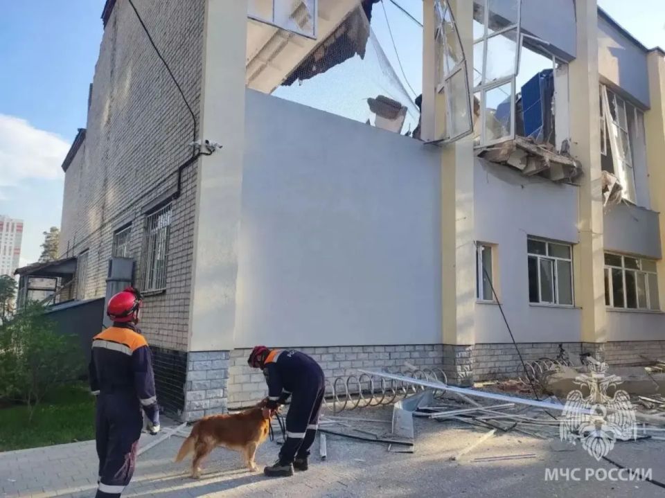 В МЧС рассказали подробности обрушения кровли в колледже на улице Умельцев В МЧС рассказали подробности обрушения кровли в колледже на улице Умельцев