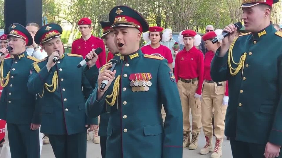 Военнослужащие ЦВО организовали мини-парад и концерт у дома фронтовика Дмитрия Петровича Устинова