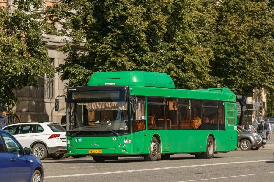 Четную сторону путепровода по улице Малышева закрывают для движения транспорта