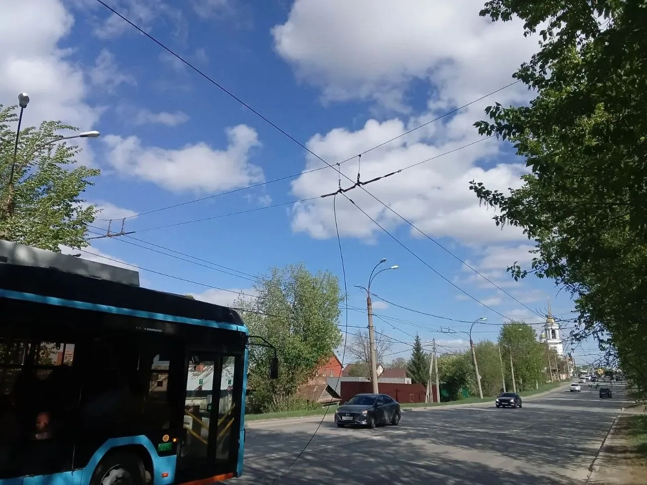 Ветер рвёт контактные сети в Екатеринбурге, а в Ревде - ломает деревья Ветер рвёт контактные сети в Екатеринбурге, а в Ревде - ломает деревья