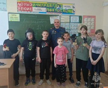 «Урок, который может спасти жизнь»: огнеборцы обучили школьников правилам пожарной безопасности