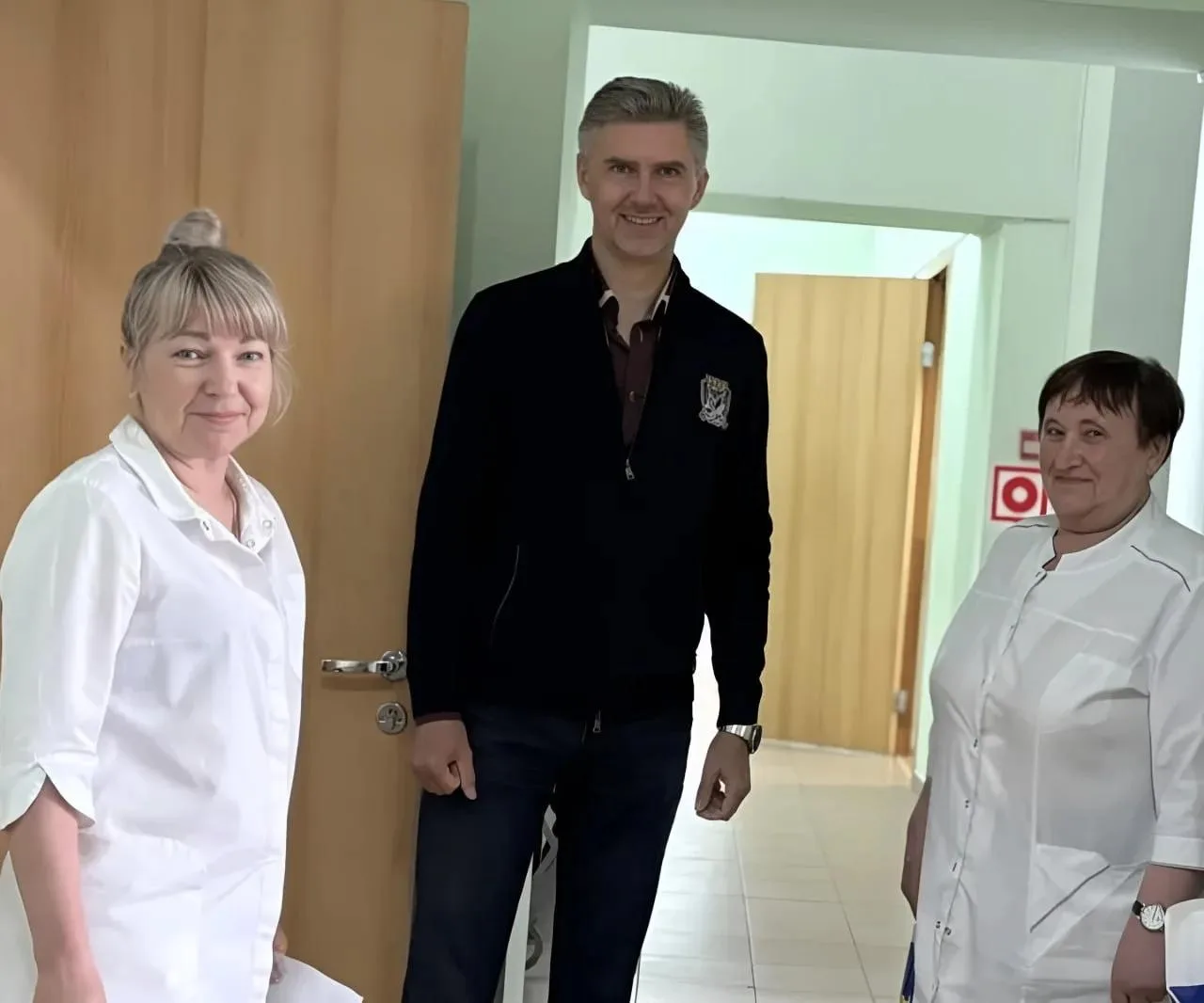 В День медицинской сестры активисты ЛДПР навестили коллектив клиники РЖД-Медицина, чтобы лично поздравить сотрудниц с праздником
