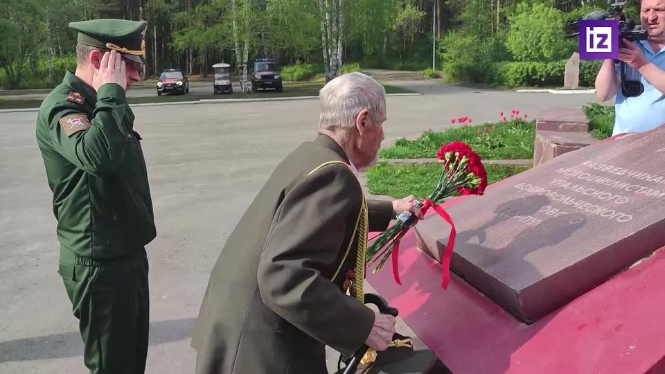 Ветеран Великой Отечественной войны Дмитрий Суворов, первым ворвавшийся в Минск на мотоцикле во время операции по освобождению города, в день своего 100-летия возложил цветы к памятнику разведчикам-мотоциклистам в...
