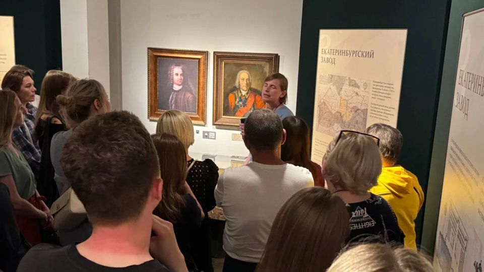 Жара и поздний час не помеха: в Екатеринбурге проходит «Ночь музеев» Жара и поздний час не помеха: в Екатеринбурге проходит «Ночь музеев»