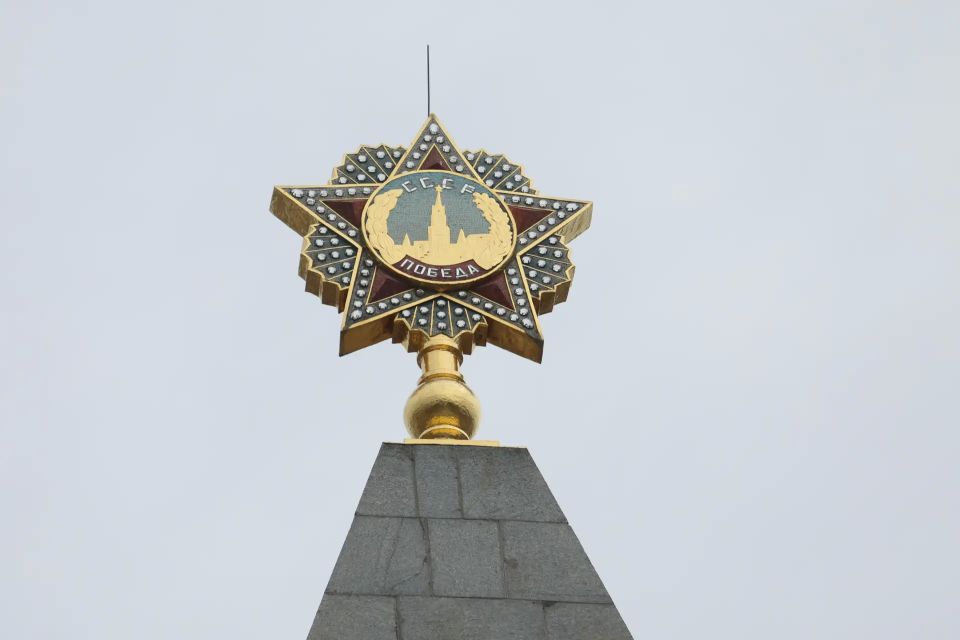 Делегация Свердловской области во главе с губернатором Денисом Паслером возложила цветы к Монументу Победы в Минске Делегация Свердловской области во главе с губернатором Денисом Паслером возложила цветы к Монументу Победы в Минске