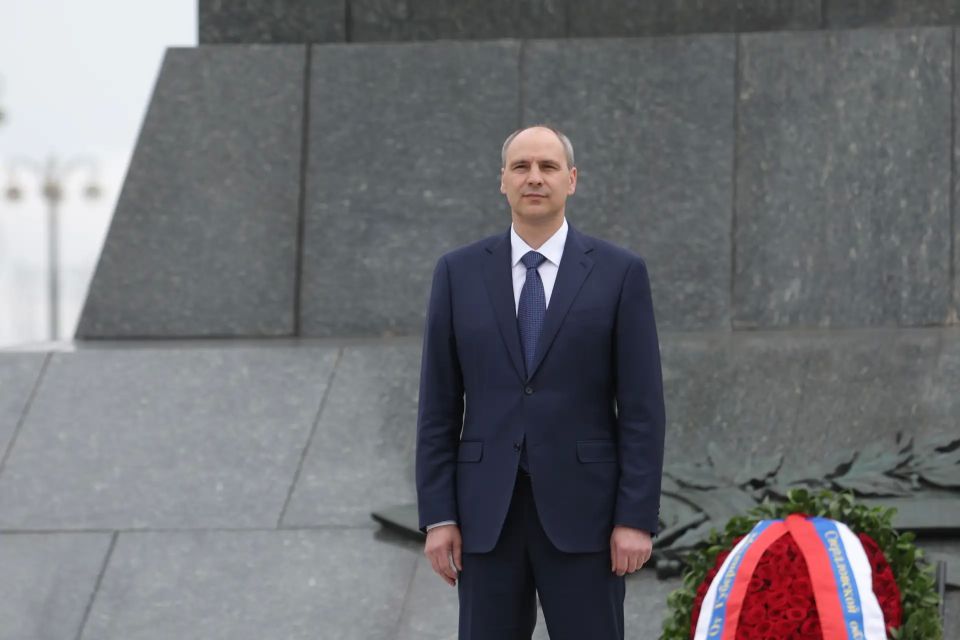 Делегация Свердловской области во главе с губернатором Денисом Паслером возложила цветы к Монументу Победы в Минске Делегация Свердловской области во главе с губернатором Денисом Паслером возложила цветы к Монументу Победы в Минске