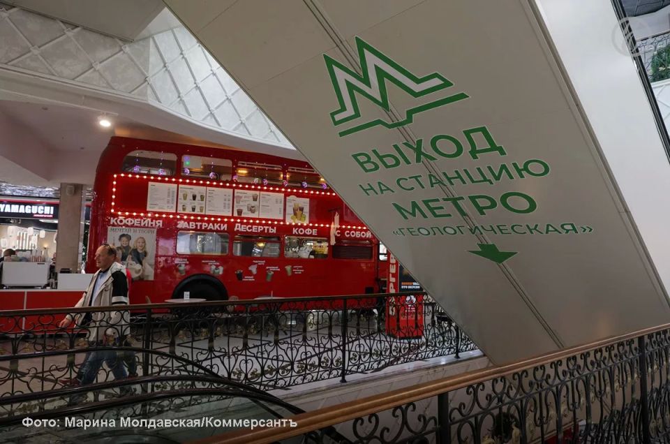 Несмотря на все финансовые злоключения и нервный паралич политики того времени, человеческое все же оказалось сильнее