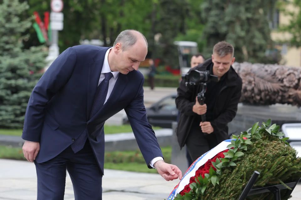 Делегация Свердловской области во главе с губернатором Денисом Паслером возложила цветы к Монументу Победы в Минске Делегация Свердловской области во главе с губернатором Денисом Паслером возложила цветы к Монументу Победы в Минске