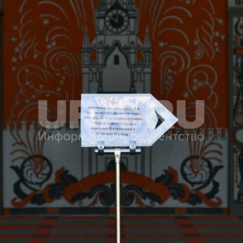 Главный вход в мэрию Екатеринбурга, у которой на днях рухнула часть фасада, теперь официально закрыт Главный вход в мэрию Екатеринбурга, у которой на днях рухнула часть фасада, теперь официально закрыт