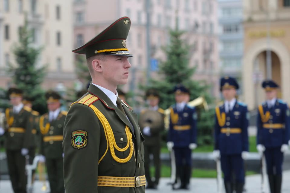 Делегация Свердловской области во главе с губернатором Денисом Паслером возложила цветы к Монументу Победы в Минске Делегация Свердловской области во главе с губернатором Денисом Паслером возложила цветы к Монументу Победы в Минске